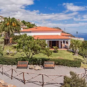 Southern Sunny House By An Island Ferienhaus Calheta (Madeira)